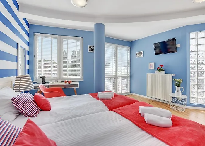 לינה וארוחת בוקר Navy Group - Marina 3*